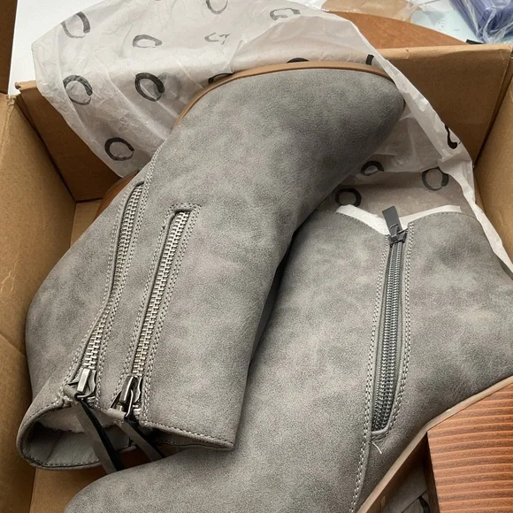 NWT Journee Collection Gray Ankle Booties size 10 - Picture 2 of 6